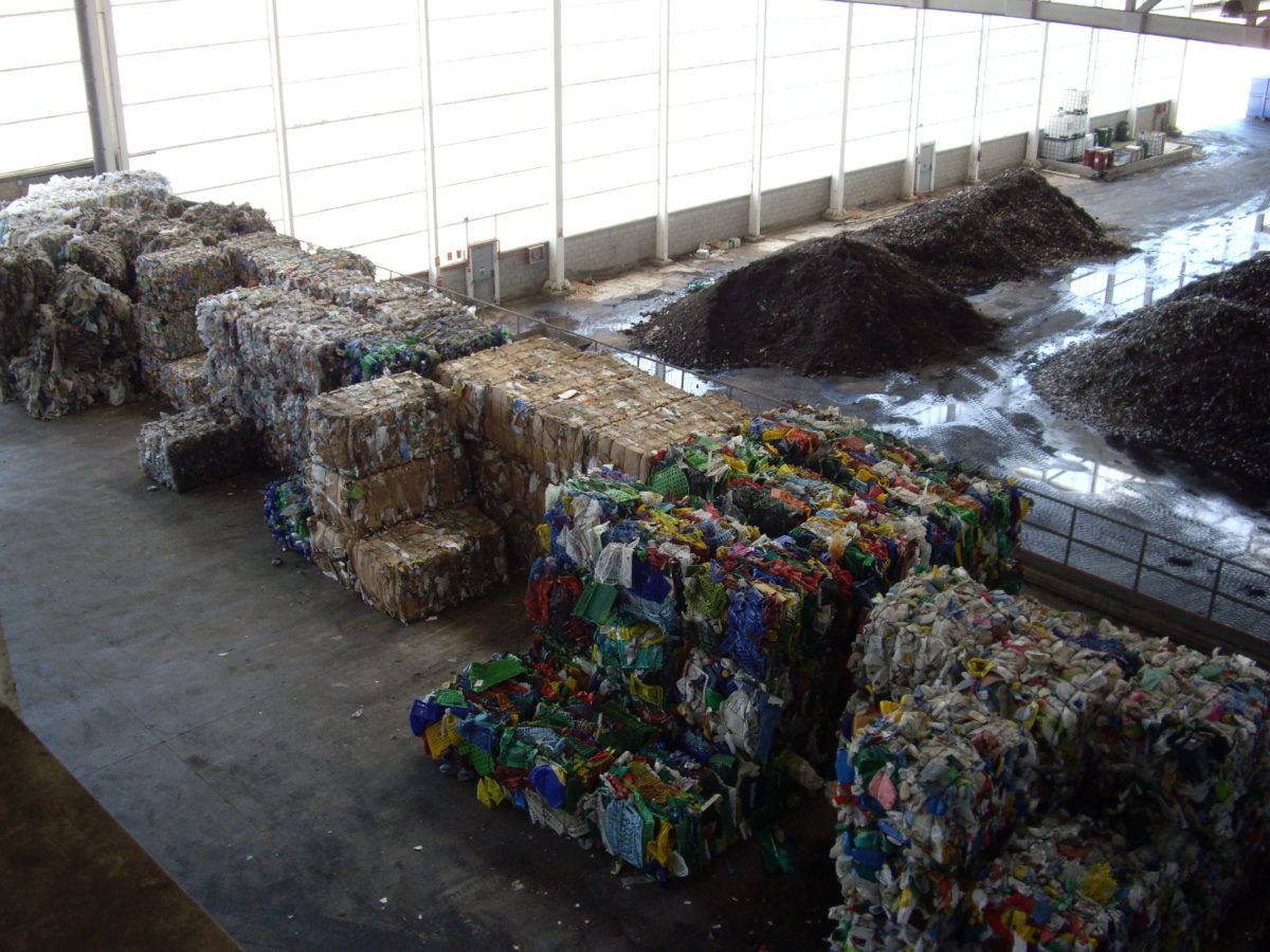 plásticos, metales, materia orgánica, papel y cartón, recuperados en una planta de clasificación de residuos
