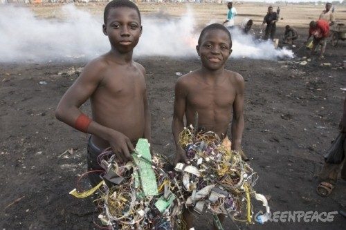 quema de residuos electrónicos en Ghana