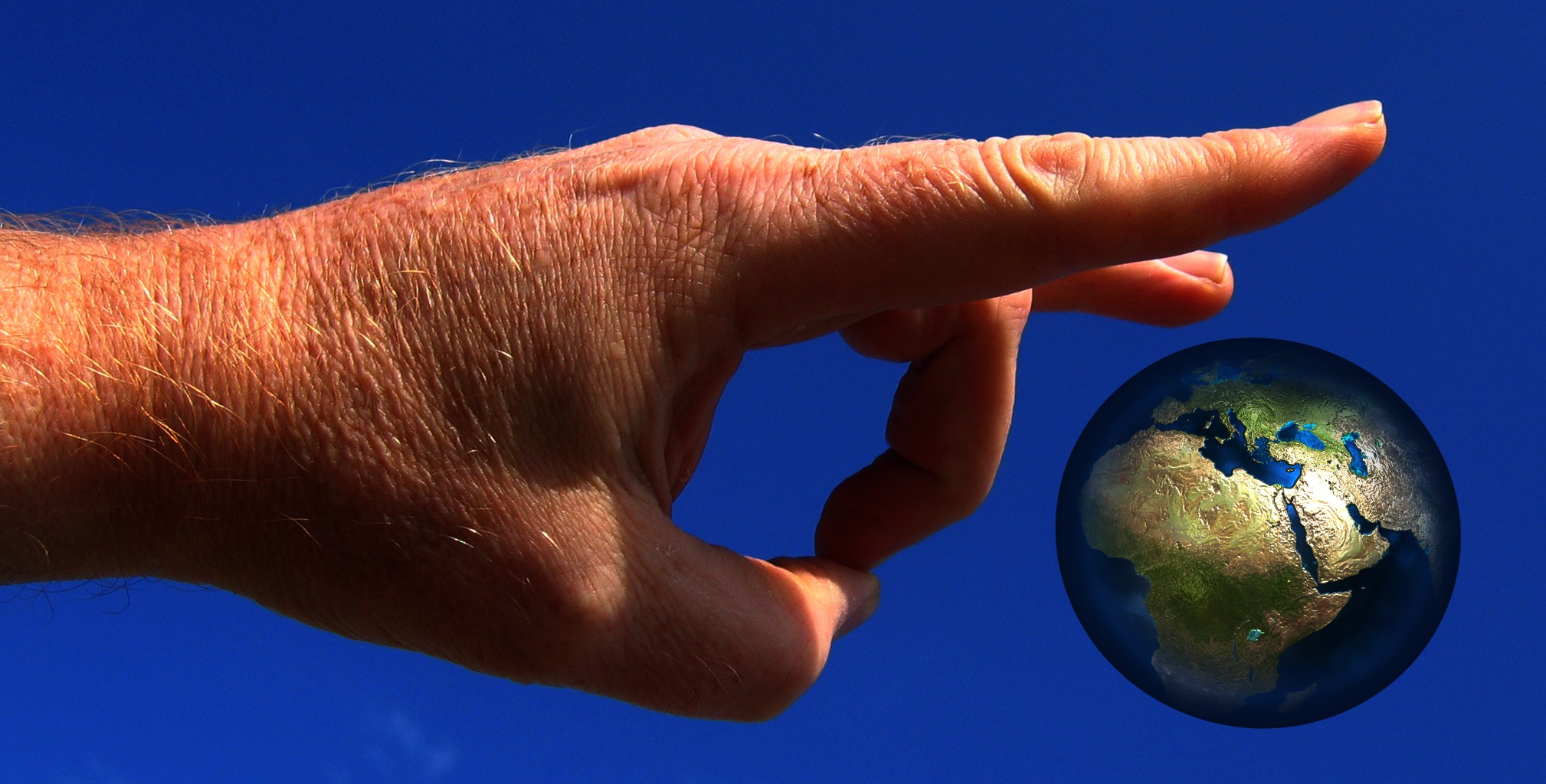Земной шар обладает отрицательным. Планета в руках. Земной шар на пальце. Глобус в руках. Земной шар в руках.