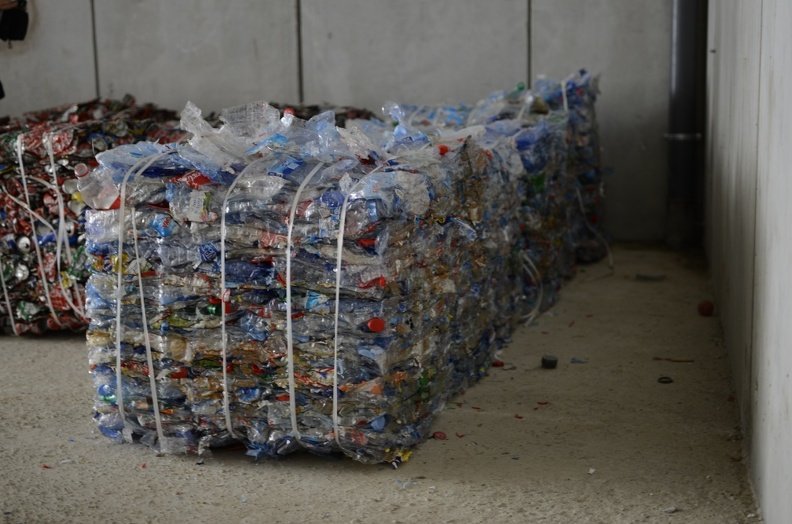 envases de plástico recuperados y listos para el reciclaje